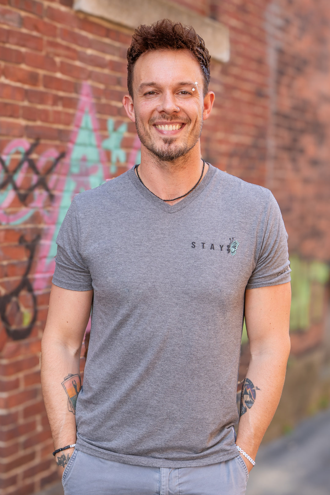 STAY V-NECK TEE